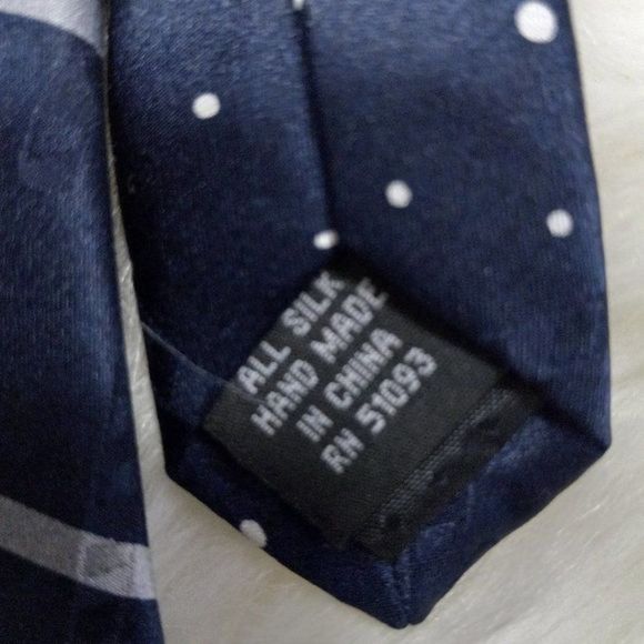 NWT Hallmark Yule Tie Greetings SILK Tie  Christmas Santa and Mrs Clause - Picture 6 of 6